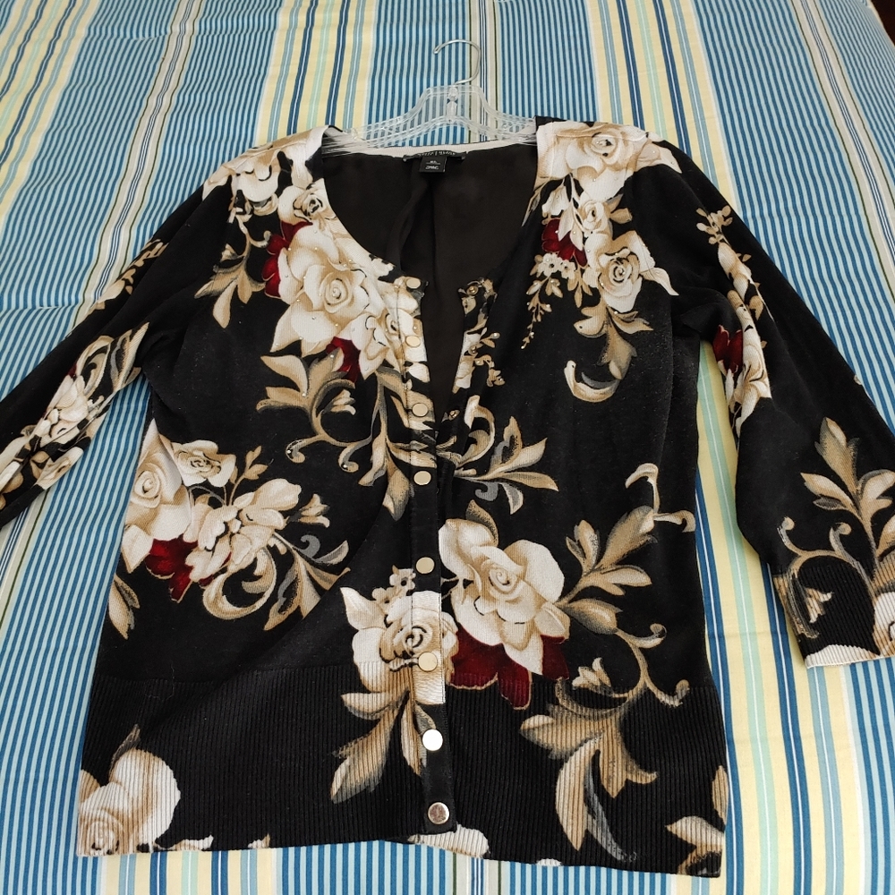 Snap up sweater with beige floral design
